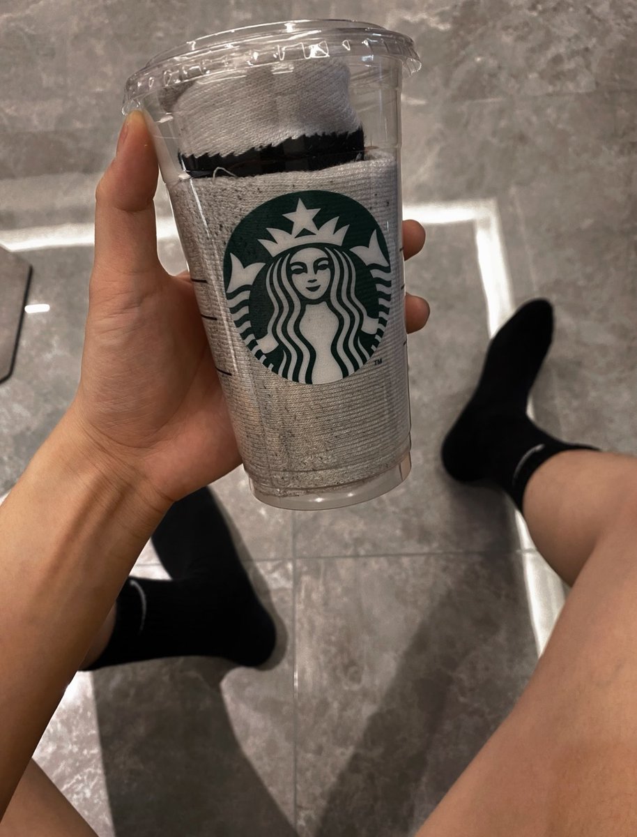 狗狗别着急，先坐下来喝杯咖啡，精神精神。