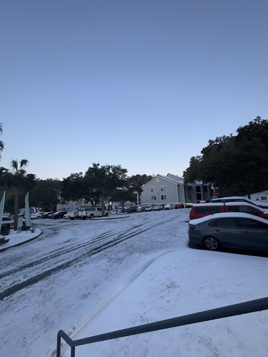 jessiedaruca's tweet photo. Snow Day in Florida ☃️❄️❄️ https://t.co/ZYoJk6Qdo3