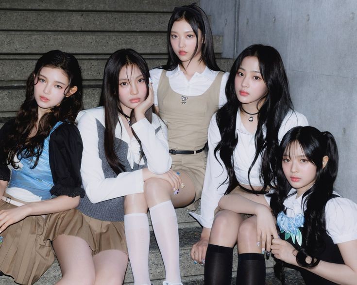 NEWJEANSBR's tweet photo. Você sabia que as meninas estão envolvidas no processo criativo das músicas do NewJeans? 

Segue abaixo para conhecer todas as músicas escritas e compostas por elas até agora. https://t.co/8L4dPg2ueC