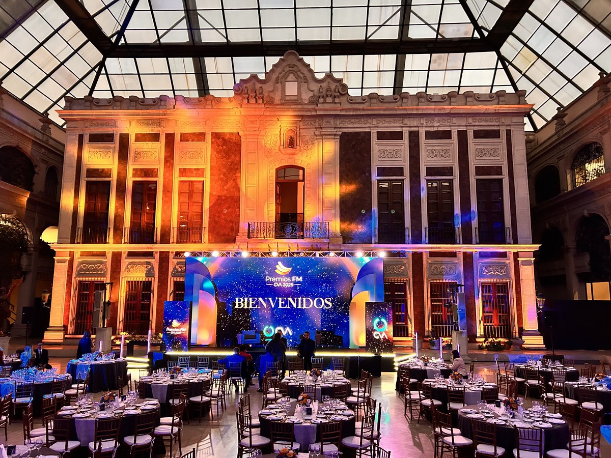 Hoy es día de premios, ⁦<a href="/GrupoCVA1/">grupocva1</a>⁩ entregará la 9 edición de los FM a sus socios de negocio estratégicos. Me colaré en la alfombra roja.