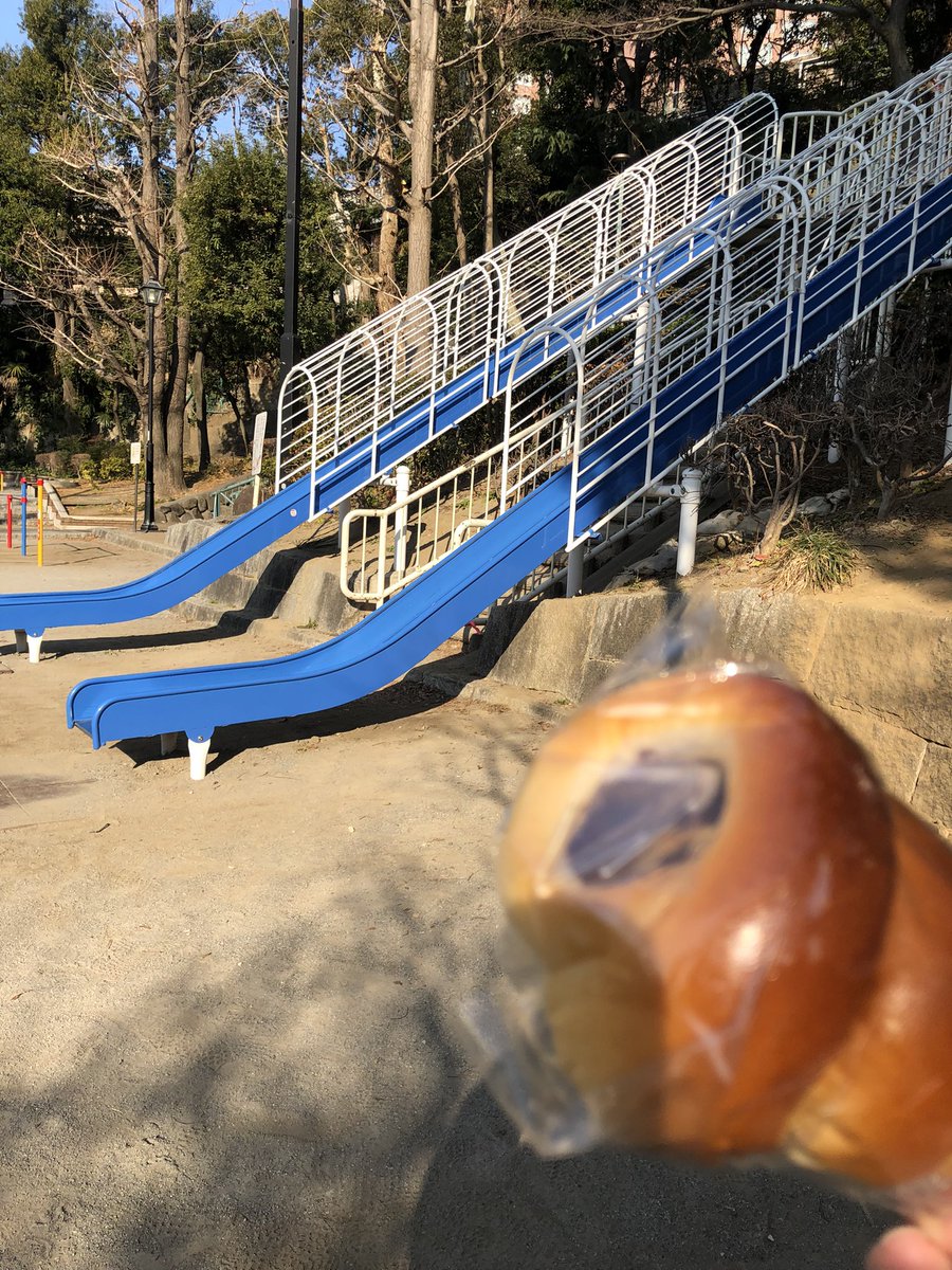 kirsch_dolmel's tweet photo. 山吹ベーカリーの元ネタらしいパン屋さんでりみりんの好きなチョココロネを買って香澄とおたえがかっこいいポーズ取ってた公園で食べる
ポピパ推しとして最高の朝食ですね #バンドリ https://t.co/PI95PPjVX6