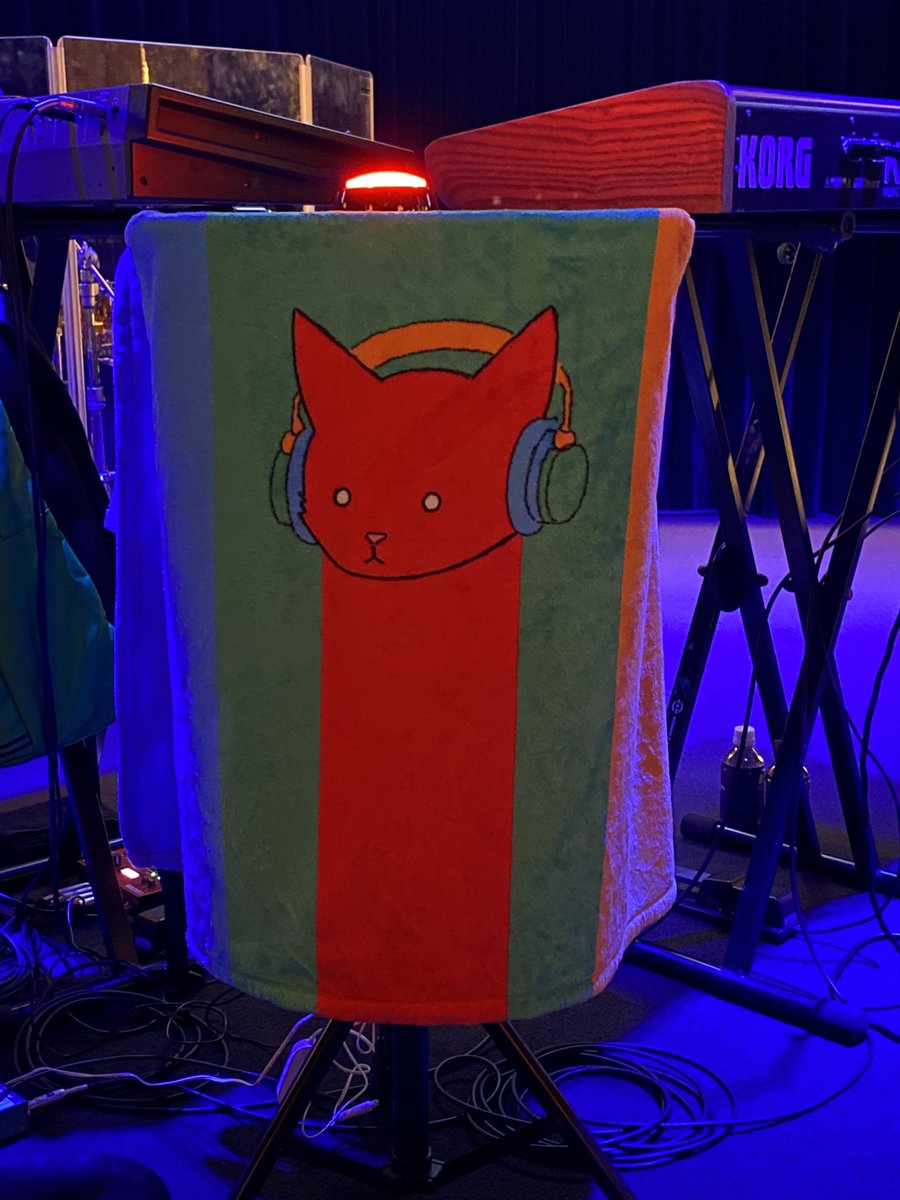 takemas13928201's tweet photo. 演奏される曲は変わらないが、回を重ねるに連れて内容が変わってくる。
ジェイコブのインプロビゼーションは、ループを活用して音を加えていき、いわばアンサンブルを構築していくような形で展開していく。
#Catpack #AmberNavran #JacobMann #PhilBeaudreau #キャットパック #ブルーノート東京(2/3) https://t.co/8ZSjhKUi3C