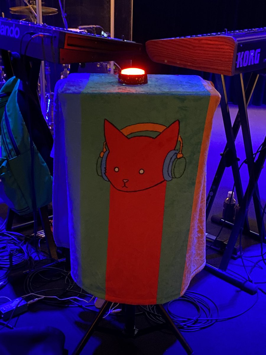 takemas13928201's tweet photo. 2025.1.23
#Catpack 2nd show
#AmberNavran(vo,fl. synth b)#JacobMann(keys)#PhilBeaudreau(tp,g,vo)#EfajemueEtoromaJr. (ds)#キャットパック #ブルーノート東京
最終ステージ。
昨日の1stの演奏時間が短かったからだろうか、それ以降はジェイコブのインプロやドラムソロが追加されている。
(1/3) https://t.co/Bo7EX3y9gC