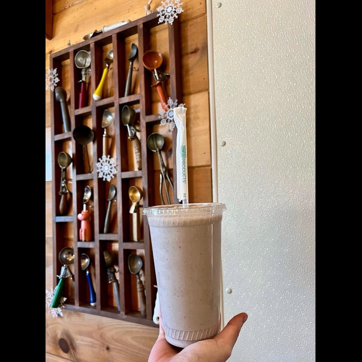 theicecreambarn's tweet image. ‼️NEW‼️ We now carry oat milk to make shakes with  our selection of non dairy ice cream flavors. #PepermintOreoNonDairyShake #NoMoreDairyProbs #WooHoo