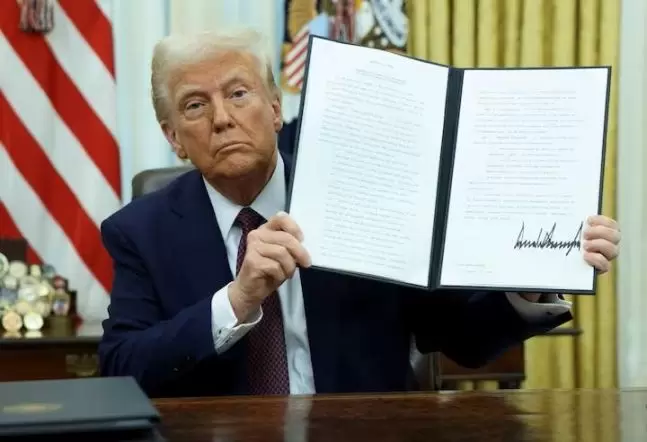 CobakOfficial's tweet photo. 🚨 Breaking: Trump Signs Crypto Executive Order – A Game Changer! 🚨

On the 23rd (local time), CNBC reported that President Trump signed the “Strengthening American Leadership in Digital Financial Technologies” executive order at the Oval Office, alongside newly appointed crypto and AI czar David Oliver Sacks.

🔑 Key Highlights:
A dedicated task force will be formed, including the Treasury Secretary, SEC Chairman, CFTC Chairman, and other key officials.
Their mission: Develop a comprehensive regulatory framework for digital assets, covering stablecoins pegged to the U.S. dollar and other fiat currencies.
The task force is required to submit an action plan within 180 days.

🚀 What’s Next?
This follows the SEC’s recent establishment of a crypto task force, signaling a major shift in U.S. regulatory stance.
The executive order aims to position the U.S. as a global leader in digital finance innovation, potentially paving the way for mainstream crypto adoption.

More details 🔗 https://t.co/AjySZWhWFz

#CryptoNews #Trump #ExecutiveOrder #DigitalAssets #CryptoRegulation #Stablecoins #AI #BTC #ETH #CryptoPolicy