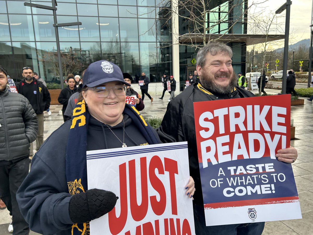 teamsters117's tweet photo. Costco #Teamsters are ready to strike⚡️ https://t.co/HKSggr51Rg