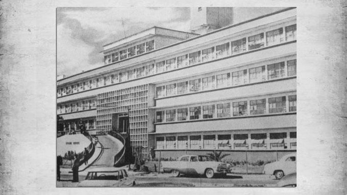 VivirLeon's tweet photo. 📜 Archivo:

Así lucía la fachada original del Hospital General Regional de León, nació en 1916 como Hospital Civil Benito Juárez. Durante la Revolución Mexicana, atendió a los heridos de batalla y en 1956 se inauguró como Hospital General Regional de León. 🏥✨ https://t.co/cGKEFph81z