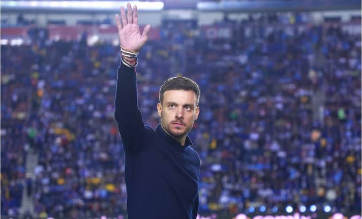 1916Aguila's tweet photo. Gago 
0 títulos
Se robó unos aires acondicionados.

Anselmi
0 títulos
Se robó unos celulares.

Jardine
6 títulos (hasta ahora)
Se robó nuestros corazones.

😂 https://t.co/xAhiSVly8g