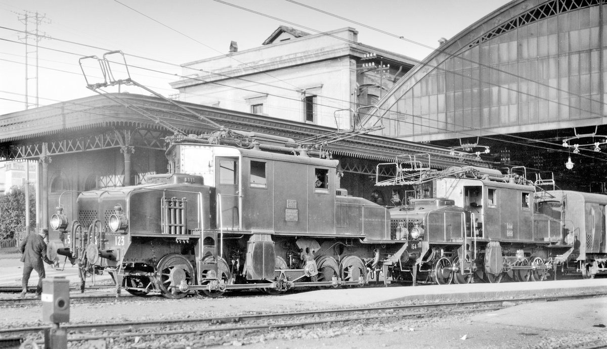 VicAlbert11's tweet image. Ferrovie Dello Stato (FS) 551 class 2,680hp, three-phase 3,600v electric locomotives Nos. 551-123 &amp;amp; 551-164 at Pistoia on 12th October 1927. Various manufacturers built 183 units from 1921-25.  (Denver Public Library OP-20584). 📷 Otto Perry.