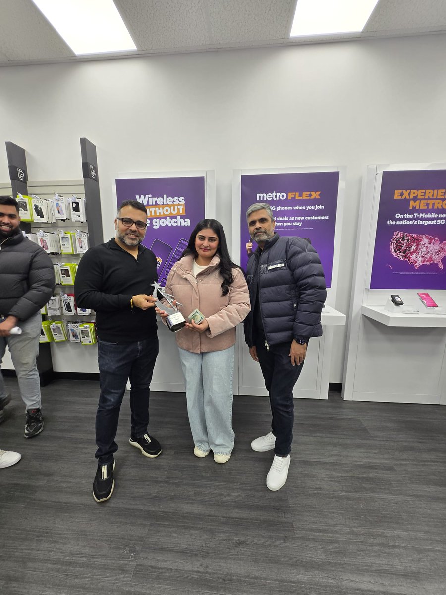 StellarWireless's tweet photo. Stellar Wireless MVP award for store performance 👑👑

#stellarwireless #metrobytmobile #MetroFlex #nadayadayada 

📍999 Southern Blvd Bronx NY https://t.co/lYzmN4FC6B
