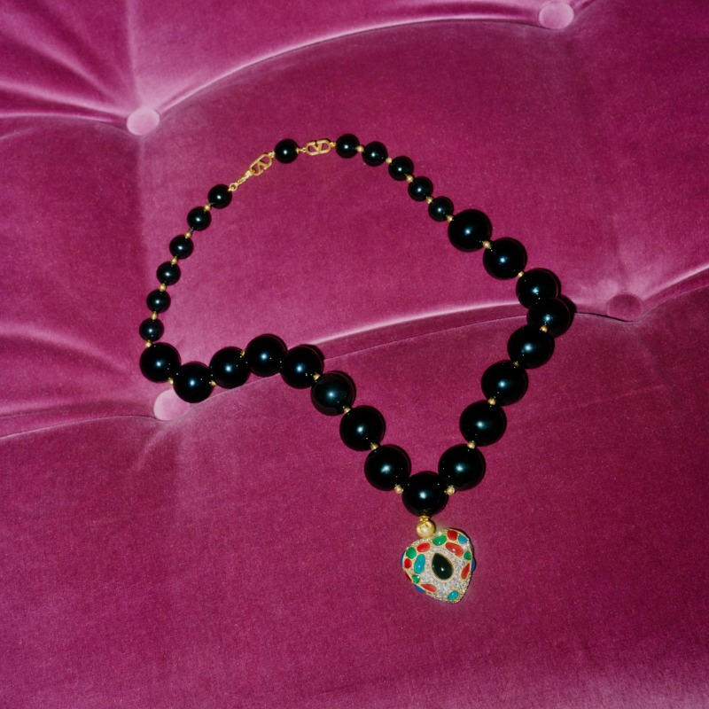 Valentino_Japan's tweet photo. 恋に落ちたセレクトアイテムで高められる特別な日

バレンタインデーにぴったりの特別な #ValentinoGaravani アクセサリーをご用意しています

きらめく #VLogo アクセサリーや愛にインスピレーションを得たジュエリーをご覧ください：
https://t.co/ei0DKWiO8a