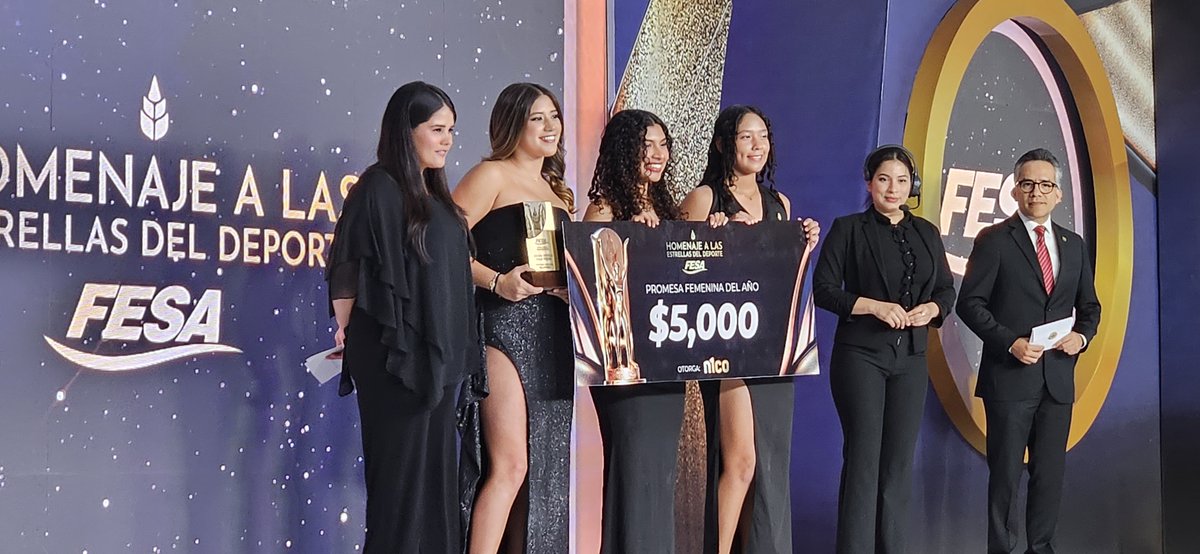 #FanáticosPlus | 🇸🇻🏊‍♀️La nadadora Ariana Michelle Valle es la ganadora del premio "Promesa Femenina del Año" del Homenaje a las Estrellas del Deporte🏊‍♀️🇸🇻