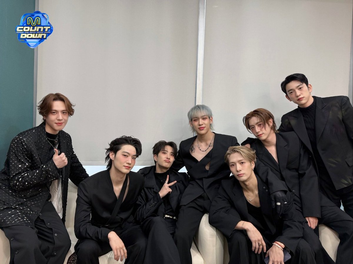 imbcenews's tweet photo. 갓세븐 완전체 7인, 명불허전 훈훈 케미스트리 
#갓세븐 #GOT7 #NESTFEST #GOT7_NESTFEST 
#WINTER_HEPTAGON #GOT7_WINTER_HEPTAGON 
#PYTHON #GOT7_PYTHON #완전체 #iMBC연예 

카카오엔터테인먼트는 23일 갓세븐 공식 유튜브 채널에 'WINTER HEPTAGON'의 재킷 촬영 비하인드 영상을 공개하며 화제성을 이어가고 있다. 갓세븐 일곱 멤버는 변함없는 유쾌한 케미스트리로 화기애애한 촬영 현장을 이끌었다.

특히 다양한 착장을 소화한 갓세븐 멤버들의 훈훈한 비주얼과 함께 있는 것만으로 ���껴지는 단단한 팀워크가 좋은 반응을 얻고 있다.

앞서 티켓 오픈과 동���에 전 회차 전 좌석이 빠른 속도로 매진되며 팬들의 열화와 같은 성원을 입증한 가운데, 콘서트 온라인 생중계도 기존 1회에서 2회로 늘려 진행한다. 

갓세븐은 KBS 2TV '뮤직뱅크', MBC '쇼! 음악중심', SBS '인기가요'에 연이어 완전체로 출연하며 활발한 활동을 이어갈 예정이다.

🔗https://t.co/PhZ8OAwOwc