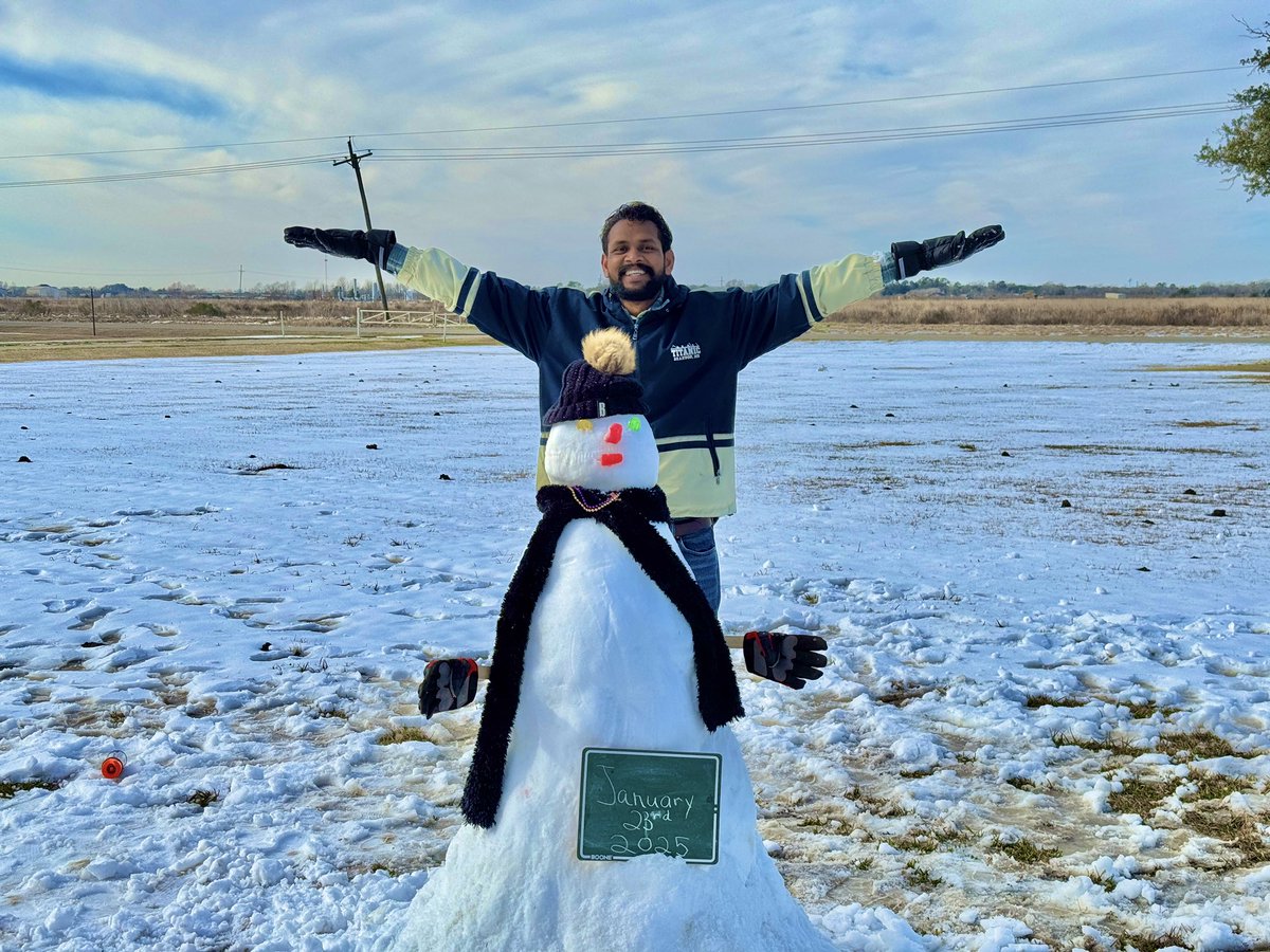 Gurjeet_AgSci's tweet photo. Making Snowman ⛄️ is totally fun with #RiceTeam. We are the witness of #snowfall (~5 inches) in Beaumont, Texas 🇺🇸 on 21 January 2025.
#snowintexas #WinterVibes #SnowMan https://t.co/COCDPhY4BF