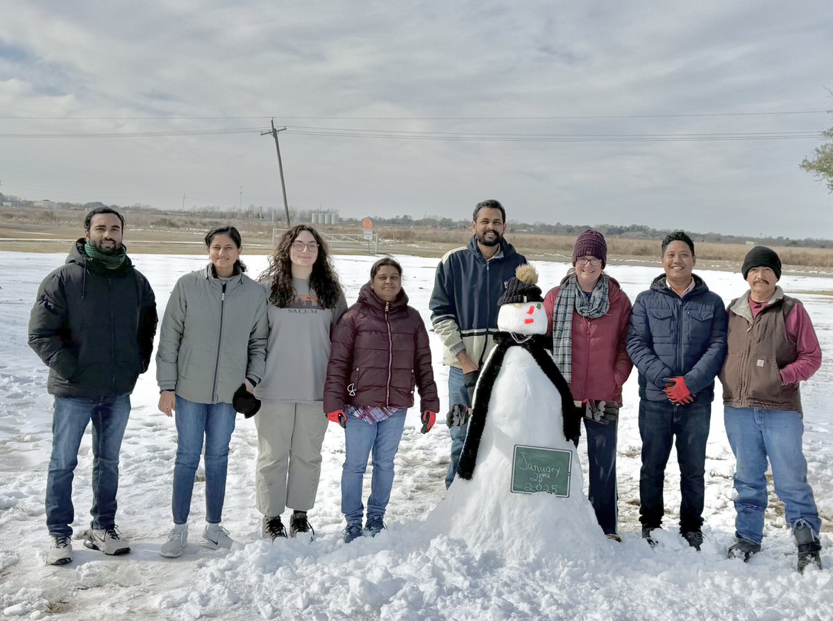 Gurjeet_AgSci's tweet photo. Making Snowman ⛄️ is totally fun with #RiceTeam. We are the witness of #snowfall (~5 inches) in Beaumont, Texas 🇺🇸 on 21 January 2025.
#snowintexas #WinterVibes #SnowMan https://t.co/COCDPhY4BF
