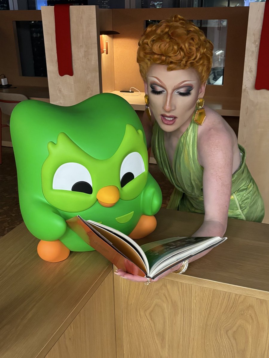 Plasma_NYC's tweet photo. bc reading is WHAT?? inclusive 🤩✨💚 thank u @duolingo for having me!! https://t.co/7jY8xjA3An