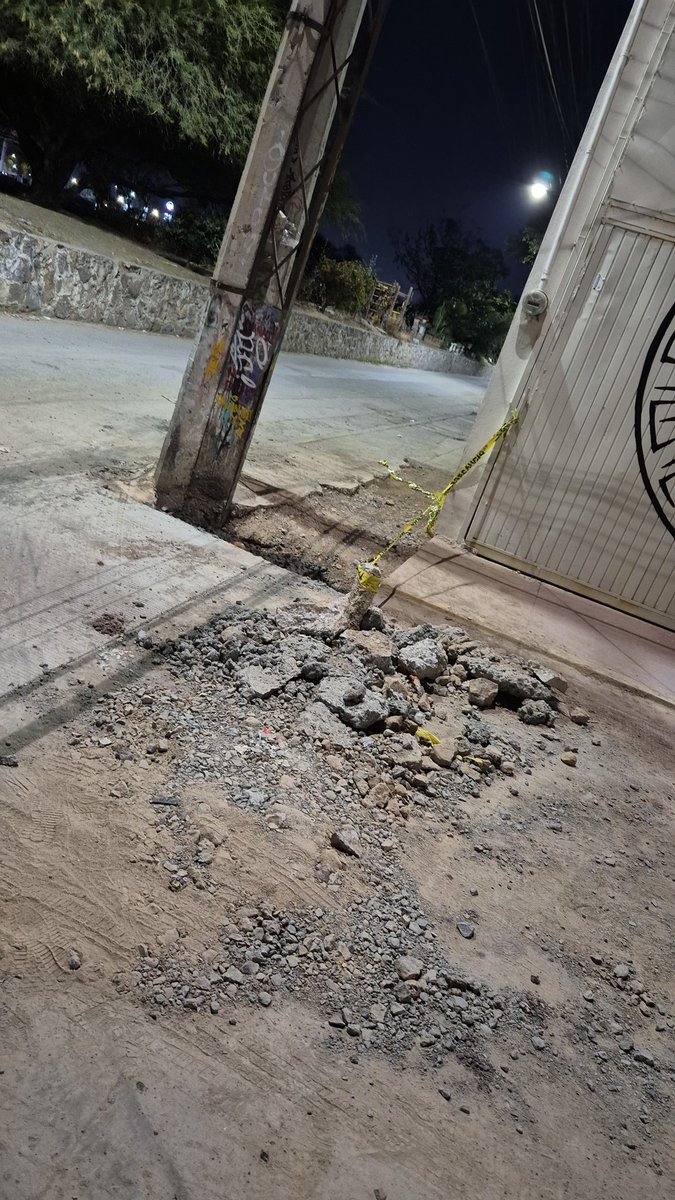 EvelinCre's tweet photo. Oye @Sapalleon pues tapaste todo, limpiaste tu escombro... menos esta esquina.
Calle Juana de Arco esquina con Calle Santa Cecilia #LeonGto 
#vialidad #AguaPotable 

Por qué? https://t.co/C031ZZzDUk