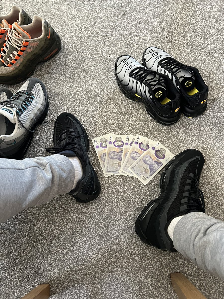 MasterM543's tweet photo. Your cash where it belongs at my feet #cashmaster #findom #servemaster https://t.co/gsBOqbYt3y