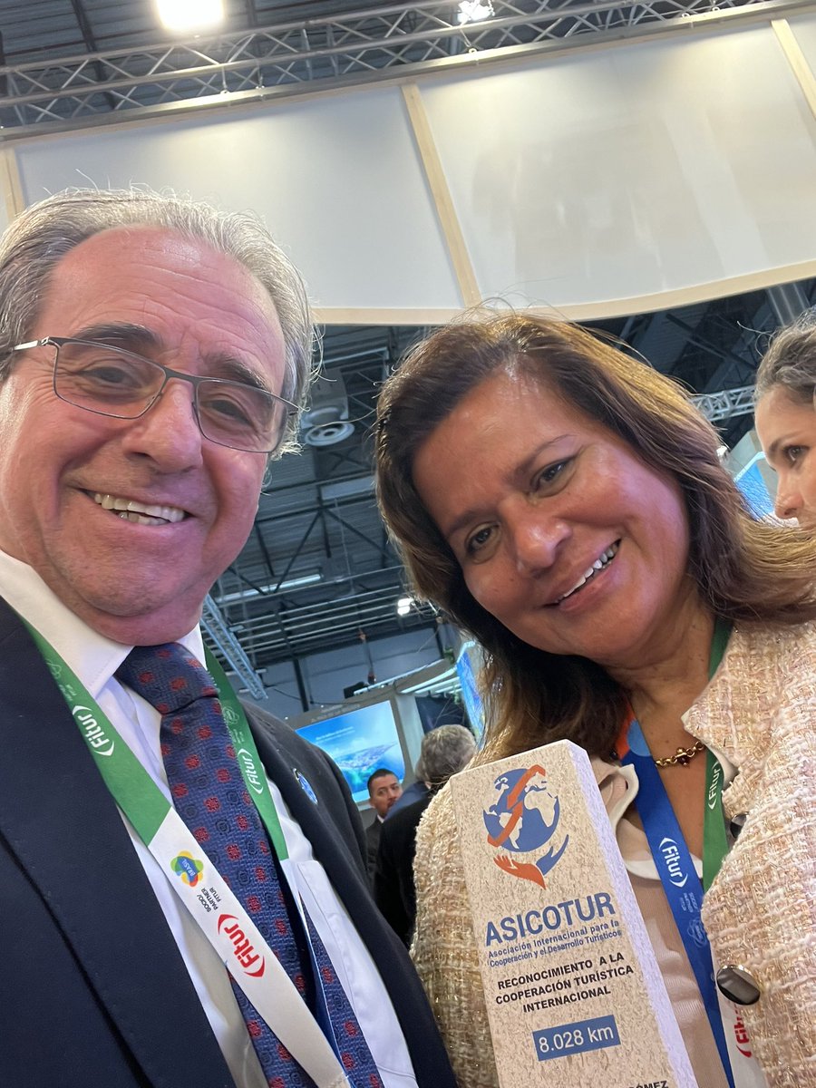 Activa jornada hoy en FITUR Madrid. Recibimos  prensa internacional, entregamos reconocimientos, visitamos otros stands y tuvimos una amena charla con al Ministro designado Pablo Menoni. En Uruguay, por el turismo , trabajamos juntos y eso nos distingue, como debe ser !! 🇺🇾