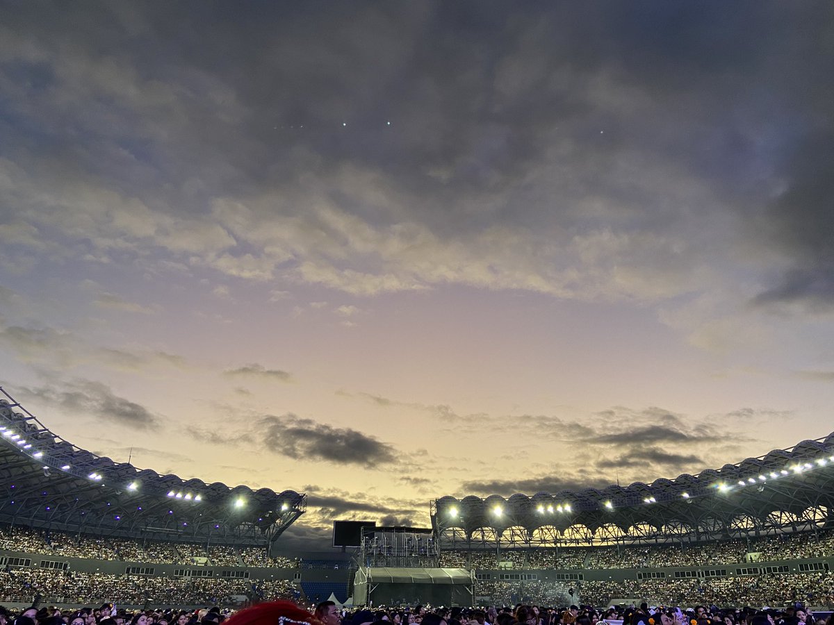 hongburgers's tweet photo. ikr!!!! please their light sticks & cheers tapos sila talaga yung sumasabay sa kanta sa mv. 🥹🩷🩵
here’s my bleacher shot from vip C during day 1!!! https://t.co/rWsqEDJIk6