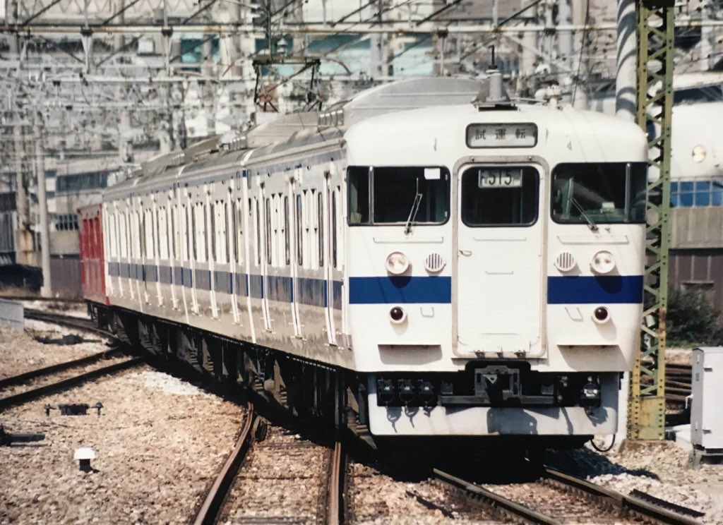 teshi729's tweet photo. そーだよ。
博多以南を例にするとJR発足当時にまず駅を増やす、竹下、春日、都府楼南、天拝山。
南福岡、二日市を二面三線の国鉄式から二面四線に改良。これを数年でやった。
国鉄からJRで鹿児島本線は劇的に便利になった。毎年ダイヤ改正のたびに増発。
「近郊輸送は利益は薄いが確実な収益の基幹」という強い信念があった。
今は？