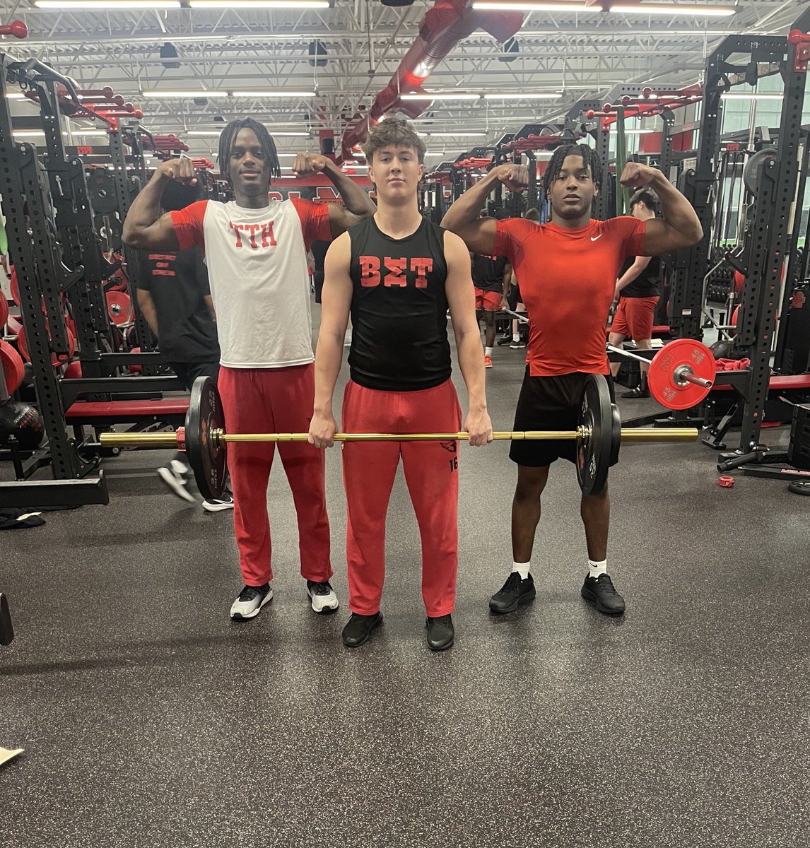 When you’re the Gold Standard of what a Cardinal should be, you earn the right to lift with the Gold Bar! <a href="/corbin_maximus/">Maximus Corbin ⭐️⭐️⭐️</a> <a href="/Owen_Willis25/">Owen Willis</a> <a href="/JaylonFrazier3/">Jaylon “JJ” Frazier</a> <a href="/FootballMelissa/">Melissa Cardinal Football</a>