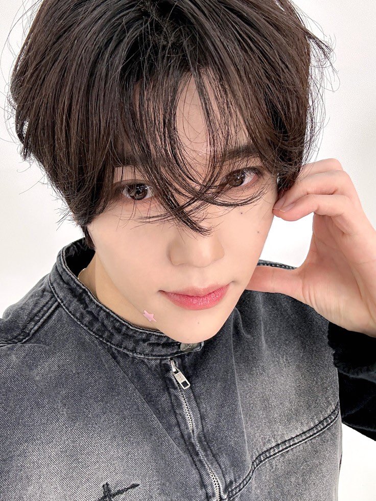 sionlovebot's tweet photo. he still looks the same but there’s something i can’t explain in the second pic 🥴 https://t.co/FAOGJLSOX4