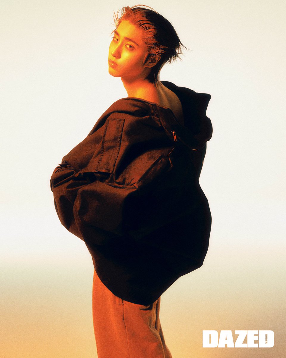DAZED KOREA ๋ฐ์ด์ฆ๋ ์ฝ๋ฆฌ์ (@dazedkorea) on Twitter photo MY BEST ONE? NEXT ONE
์์
๊ณผ ํจ์
, ๊ฐ์์ ์์ญ์์ ๋น์ ๋ฐํ๋ ์คํธ๋ ์ด ํค์ฆ ์ฐฝ๋น๊ณผ ํ. ๊ทธ ๋ ๊ฐ๊ฐ์ด ๋๋์ ์คํ์ ๋น์ ๊ณผ ๋ง๋ ์๋ก์ด ์๋์ง๋ฅผ ๋ง๋ค์ด๋ธ๋ค. ์ง๊ธ๊ป ์ต๊ณ ์ ์ปฌ๋ ์
์ด ๋ญ๋๋ฉฐ ๋ถ์ฅ ๋์ง <๋ฐ์ด์ฆ๋>์ ์ง๋ฌธ์ ๋๋๊ฐ ๊ทธ๋ฌ๋ค. โ๋ค์์ ๊ฒ(NEXT ONE)โ์ด๋ผ๊ณ . MY BEST ONE? NEXT ONE
์์
๊ณผ ํจ์
, ๊ฐ์์ ์์ญ์์ ๋น์ ๋ฐํ๋ ์คํธ๋ ์ด ํค์ฆ ์ฐฝ๋น๊ณผ ํ. ๊ทธ ๋ ๊ฐ๊ฐ์ด ๋๋์ ์คํ์ ๋น์ ๊ณผ ๋ง๋ ์๋ก์ด ์๋์ง๋ฅผ ๋ง๋ค์ด๋ธ๋ค. ์ง๊ธ๊ป ์ต๊ณ ์ ์ปฌ๋ ์
์ด ๋ญ๋๋ฉฐ ๋ถ์ฅ ๋์ง <๋ฐ์ด์ฆ๋>์ ์ง๋ฌธ์ ๋๋๊ฐ ๊ทธ๋ฌ๋ค. โ๋ค์์ ๊ฒ(NEXT ONE)โ์ด๋ผ๊ณ .