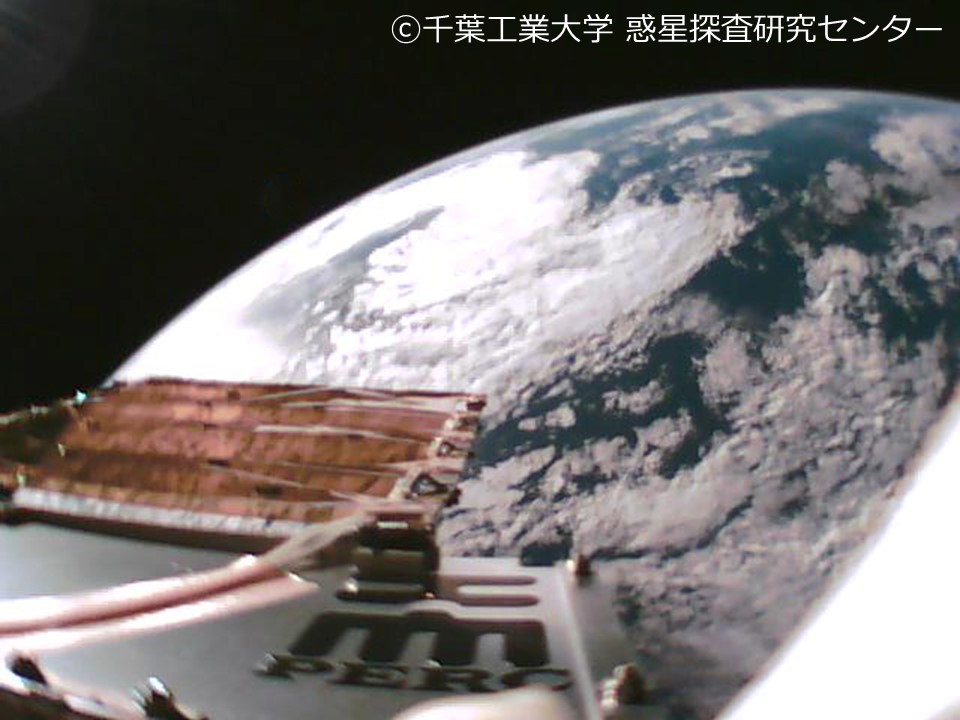 PERC_Chitech's tweet photo. (つづき) 来年度打ち上げ予定の火星衛星探査計画MMXには、今回実証された技術を活用した1平方メートルの大面積ダストセンサーCMDMが搭載されます。その大面積を活かし、理論的に予想されながら未発見である火星周回ダストリングの発見を目指します!
写真は #ASTERISC の自撮りした薄膜ダストセンサー https://t.co/MSWu7aEubo