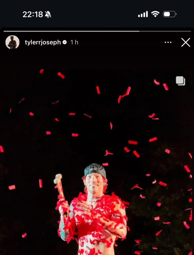 cadeligor's tweet photo. O TYLER POSTOU A FOTO QUE TIREI DO JOSH NOS STORIES EU VOU MORRER AAAAAAAAAAAAAAAAAAAAAAAAAAAA https://t.co/o5JGmgFo2c