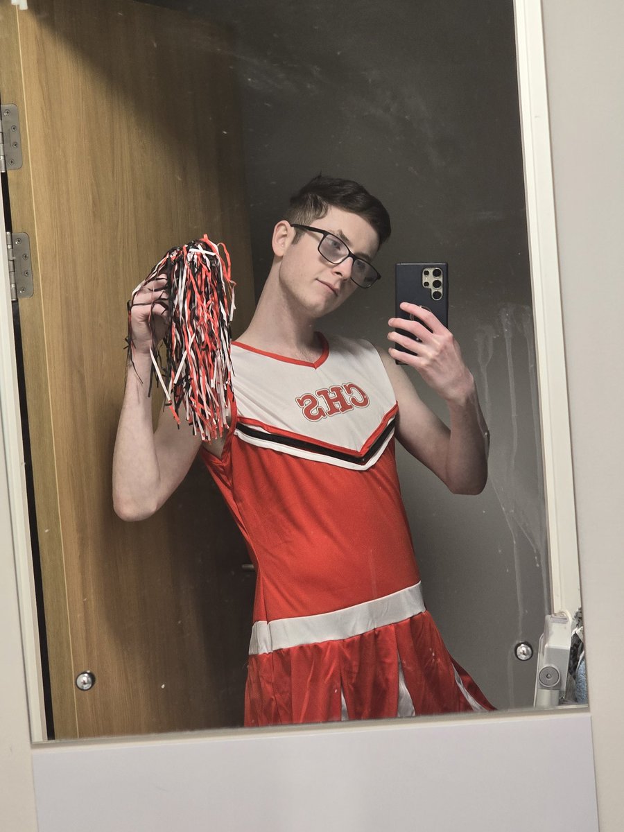 Jay_greening's tweet photo. Got this costume like 2 weeks ago because I wanted to see if I could have the hot cheerleader look 😌
#costume #cosplay #gay #gaymen #cheerleader #OOTD #twink #performingarts #fun https://t.co/pZklDVqbSS