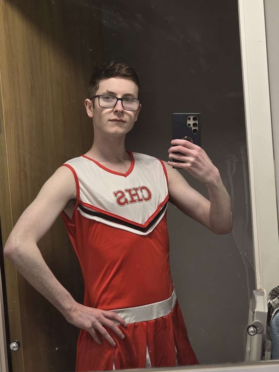 Jay_greening's tweet photo. Got this costume like 2 weeks ago because I wanted to see if I could have the hot cheerleader look 😌
#costume #cosplay #gay #gaymen #cheerleader #OOTD #twink #performingarts #fun https://t.co/pZklDVqbSS