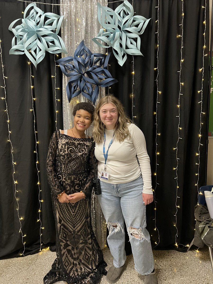 KedleyLeah's tweet photo. Busy night! A Winter Wonderland at Hamilton elementary, and Rise High Stem night with our Mt. Pleasant Middle Schoolers! @SCSDCommSchools @SCSchools https://t.co/Znn0AKt8V3