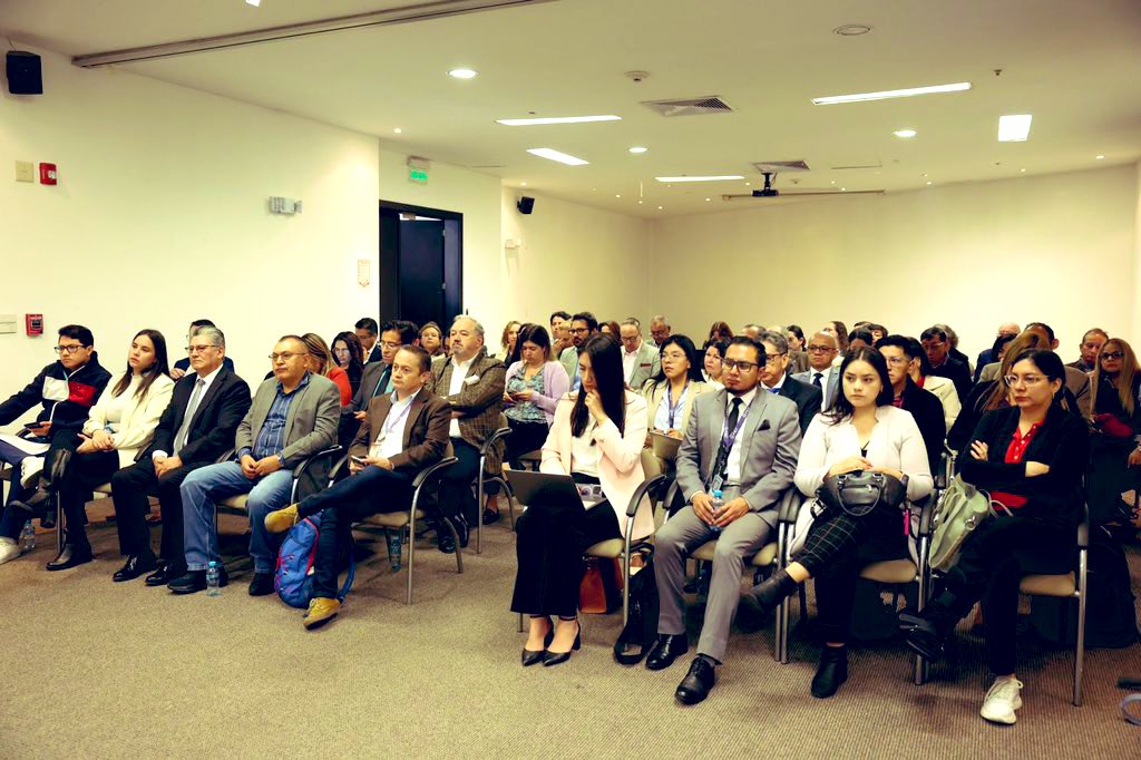 PabloBeltran_A's tweet photo. 👩‍⚕️👨‍⚕️| La formación de médicos especialistas es esencial para abordar enfermedades complejas y brindar una atención de calidad. 

Desde el @ces_ec trabajamos para garantizar una educación superior que forme a profesionales capaces de responder a los desafíos de la salud pública, con ética y excelencia.

📝 Por ello, desarrollamos un mesa de trabajo, con decanos y coordinadores de escuelas de posgrados en el campo de la salud y médicos posgradistas, @EduSuperiorEc y @Salud_Ec, para analizar aspectos relacionados con las especializaciones en ese campo específico.

✅ Hemos acordado la creación de una comisión encargada de desarrollar propuestas concretas, con el objetivo de identificar soluciones y alcanzar acuerdos que favorezcan a los posgraduados, fortalezcan a la comunidad académica y contribuyan al desarrollo de la educación superior.