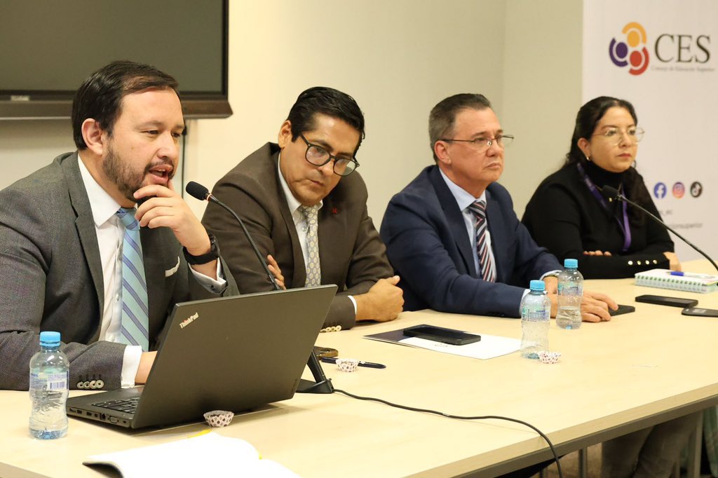PabloBeltran_A's tweet photo. 👩‍⚕️👨‍⚕️| La formación de médicos especialistas es esencial para abordar enfermedades complejas y brindar una atención de calidad. 

Desde el @ces_ec trabajamos para garantizar una educación superior que forme a profesionales capaces de responder a los desafíos de la salud pública, con ética y excelencia.

📝 Por ello, desarrollamos un mesa de trabajo, con decanos y coordinadores de escuelas de posgrados en el campo de la salud y médicos posgradistas, @EduSuperiorEc y @Salud_Ec, para analizar aspectos relacionados con las especializaciones en ese campo específico.

✅ Hemos acordado la creación de una comisión encargada de desarrollar propuestas concretas, con el objetivo de identificar soluciones y alcanzar acuerdos que favorezcan a los posgraduados, fortalezcan a la comunidad académica y contribuyan al desarrollo de la educación superior.