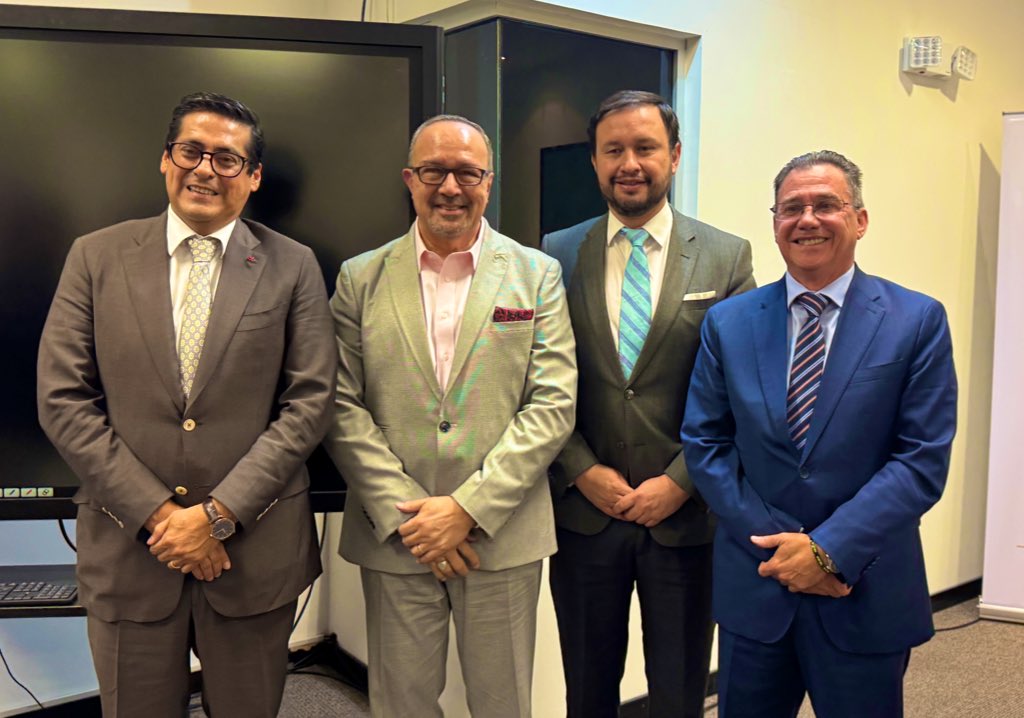 PabloBeltran_A's tweet photo. 👩‍⚕️👨‍⚕️| La formación de médicos especialistas es esencial para abordar enfermedades complejas y brindar una atención de calidad. 

Desde el @ces_ec trabajamos para garantizar una educación superior que forme a profesionales capaces de responder a los desafíos de la salud pública, con ética y excelencia.

📝 Por ello, desarrollamos un mesa de trabajo, con decanos y coordinadores de escuelas de posgrados en el campo de la salud y médicos posgradistas, @EduSuperiorEc y @Salud_Ec, para analizar aspectos relacionados con las especializaciones en ese campo específico.

✅ Hemos acordado la creación de una comisión encargada de desarrollar propuestas concretas, con el objetivo de identificar soluciones y alcanzar acuerdos que favorezcan a los posgraduados, fortalezcan a la comunidad académica y contribuyan al desarrollo de la educación superior.