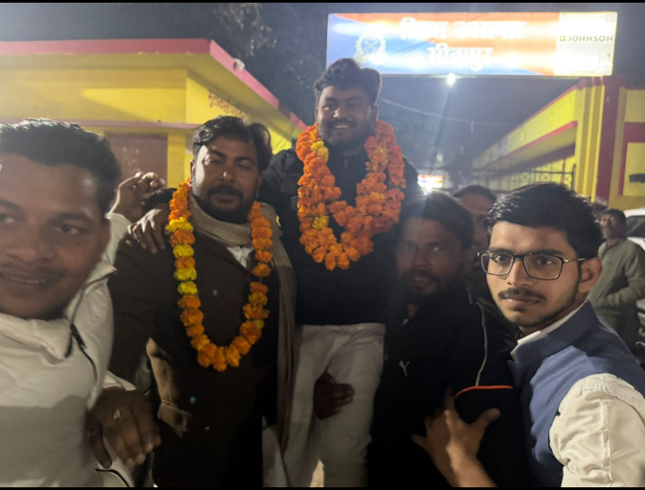 VikrantSingh563's tweet photo. जेल का ताला टूट गया।
यादव जी का छौड़ा छूट गया।
श्याम यादव अब नेता होई गया।

सपा में अब होगी लड़ाई।
कौन होगा अखिलेश का छोटा भाई।

😂😂😂😂😂 https://t.co/NNmgx6FZLN