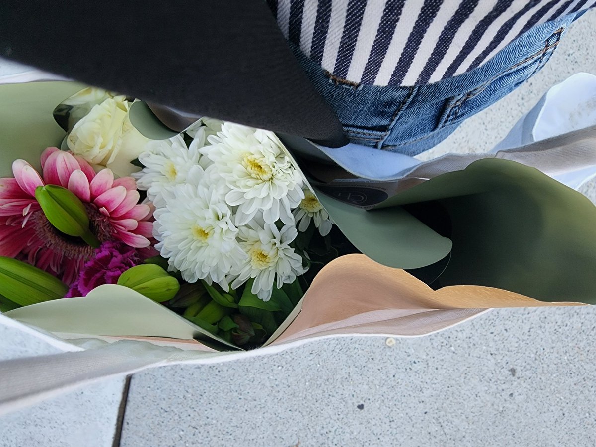 mybaek0506's tweet photo. MARK LEE IS FINALLY IN SYDNEY! Thanks for taking my flower (and welcome sign lol). Hope you like Australia and enjoy Melbourne!

#marklee #MarkLeeXPoloRalphLauren #MARK #NCT https://t.co/8k0b2RqWlD