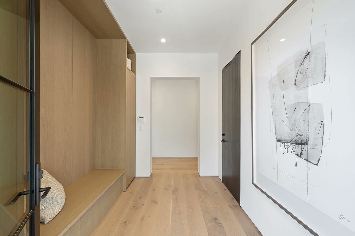 ethicalflooring's tweet photo. Inspired by Del Mar’s rare Torrey pines, Northern Wide Plank's Del Mar White Oak planks bring light, airy vibes with neutral tones, subtle oak grain, &amp; a brushed finish. Perfect for a farmhouse charm. 🏡✨

📸 Open Homes Photography

#Flooring #InteriorDesign #HomeDesign #Home https://t.co/meuCRpCmOx