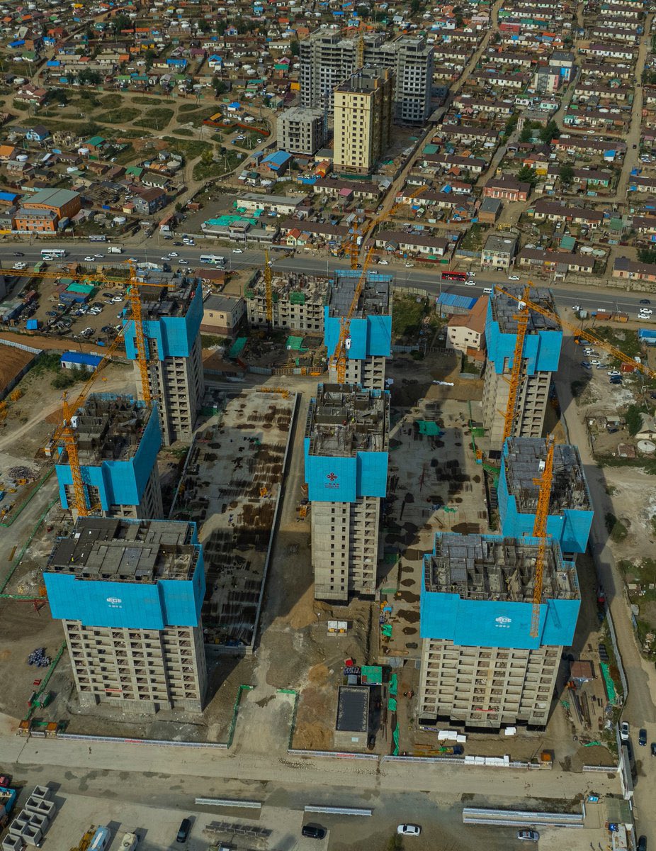 Хятадын ЗГ-ын тусламжаар Ногоон нуурт баригдаж буй 1,008 айлын орон сууц. 8 блок, 21 давхар, авто зогсоол, ногоон байгууламжтай.
- Бүх айлд нарны гэрэл орно. Тэр хавийн шахаж шамбааралдсан, 1 блок барих газар авчаад 5 блок барьсан газрууд ямар стандарт бус гэдгийг харуулж байна