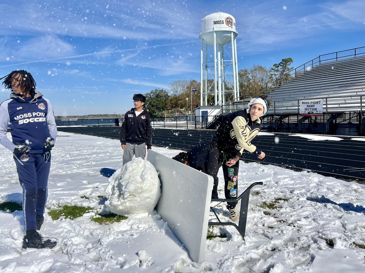 mphsmt's tweet photo. Pitch covered in snow? No problem!!! SNOWBALL FIGHTTTTT!!!! ❄️❄️❄️❄️ #OFOB #MPHSMT https://t.co/gyC0rHSq0i