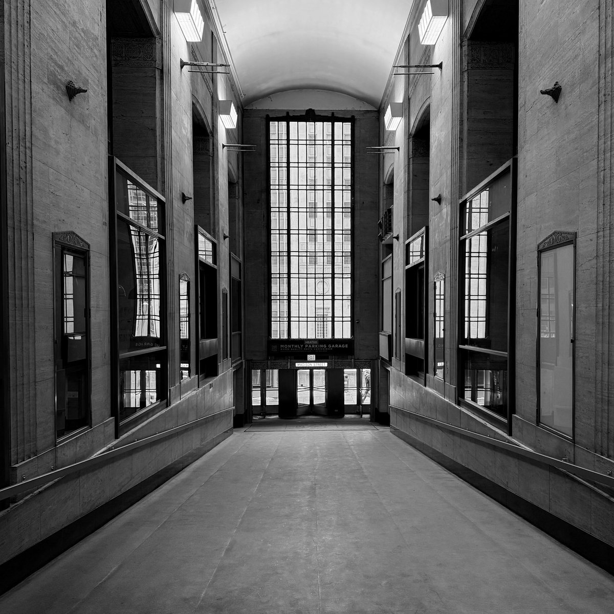 matthewivey's tweet photo. I am 1 of 106,000 commuters who come to work via rail. The Ogilvie transportation center and corresponding Riverside Plaza is a fury of foot traffic. Not a lot of small talk or eye-contact, just people trying to get where they are going.

#chicago #trains #photography #Metra https://t.co/0cZ6DwUGOW