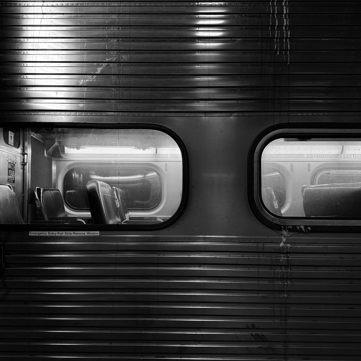 matthewivey's tweet photo. I am 1 of 106,000 commuters who come to work via rail. The Ogilvie transportation center and corresponding Riverside Plaza is a fury of foot traffic. Not a lot of small talk or eye-contact, just people trying to get where they are going.

#chicago #trains #photography #Metra https://t.co/0cZ6DwUGOW