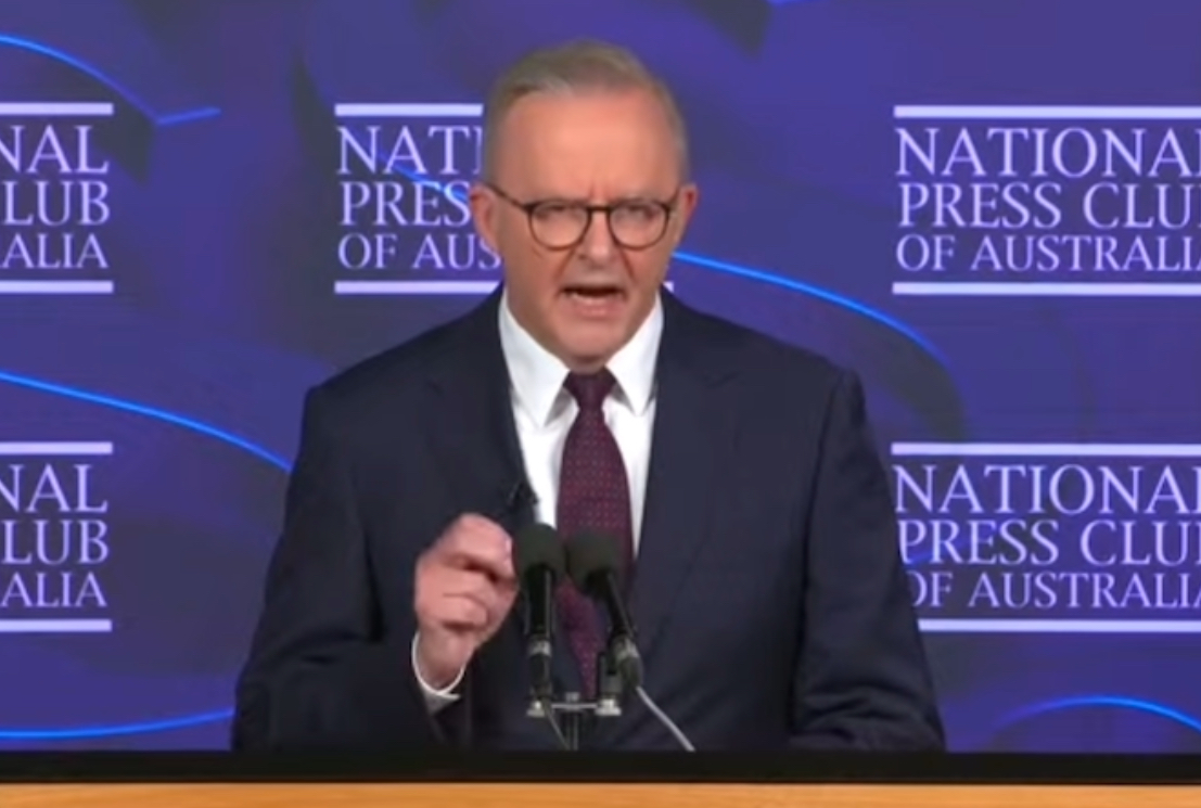strangerous10's tweet photo. Credit to Anthony Albanese who despite having media against him still continues to front up & take questions at the National Press Club. I’ve lost count how many times Albo has appeared at the #NPC this term but I know O/L Peter Dutton has been too weak to even do it once.🙄#NPC https://t.co/EZpPwnHFNP