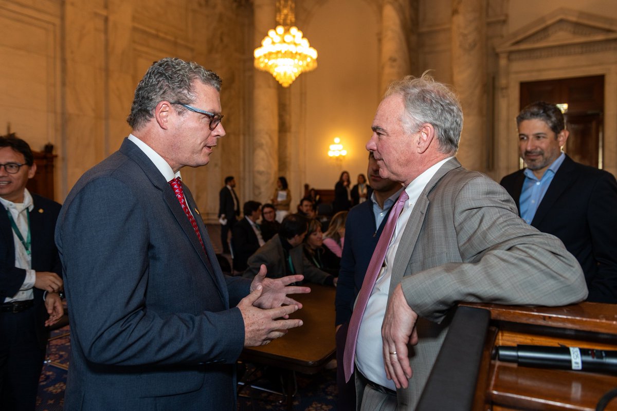 MineduPeru's tweet image. #WashingtonDC | En reunión multilateral, el ministro de Educación, Morgan Quero, junto a ministros y secretarios de la región, dialogaron con el senador @SenTimKaine para impulsar proyectos educativos y de cooperación internacional con Latinoamérica. #NDP
