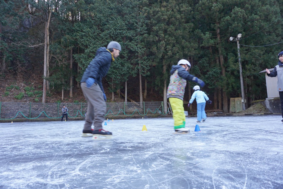 TABAYAMALIFE's tweet image. 第二回の丹波小スケート教室⛸️ 講師はいつもの丹波山倶楽部の雄大さん。今日はスラロームの練習をしていました。
金土の夜にナイトスケートとかやってみたい！豚汁とか出店も出して。一応、投光器もあるし。興味のある方は、リポストよろしくお願いします。
#丹波山村 #アイススケート