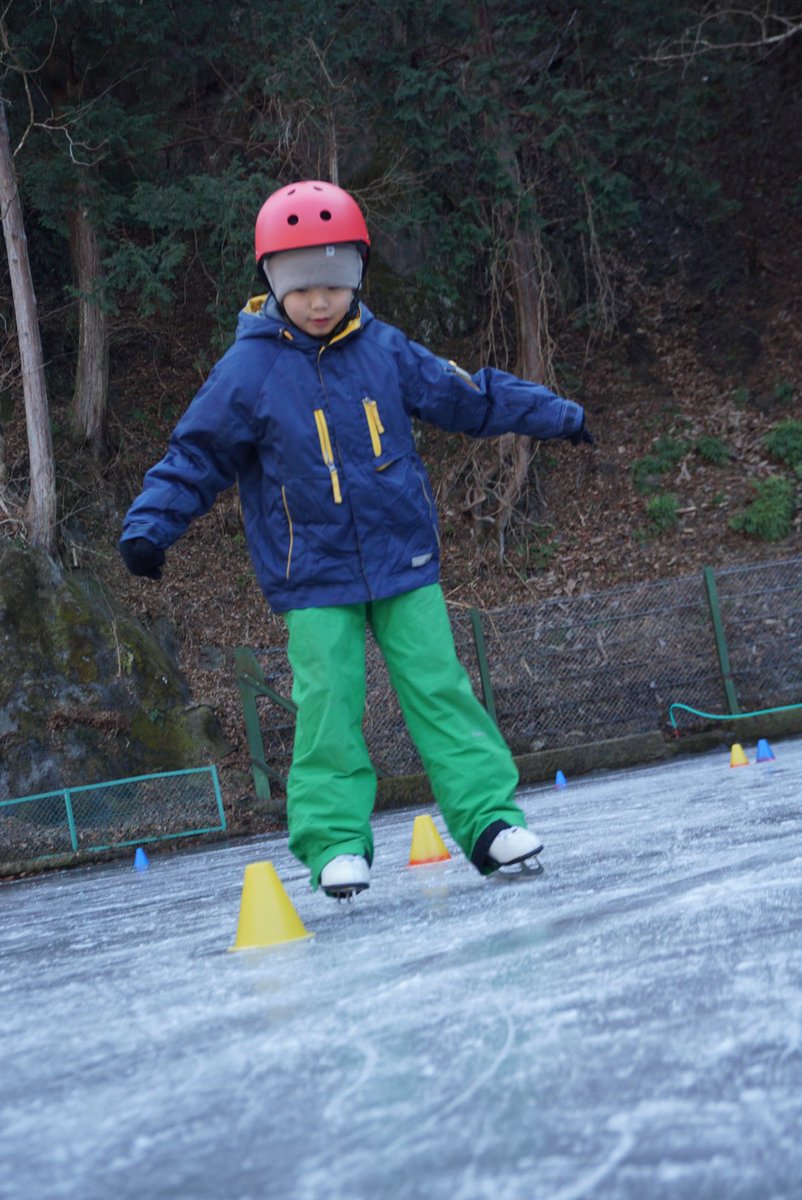 TABAYAMALIFE's tweet image. 第二回の丹波小スケート教室⛸️ 講師はいつもの丹波山倶楽部の雄大さん。今日はスラロームの練習をしていました。
金土の夜にナイトスケートとかやってみたい！豚汁とか出店も出して。一応、投光器もあるし。興味のある方は、リポストよろしくお願いします。
#丹波山村 #アイススケート