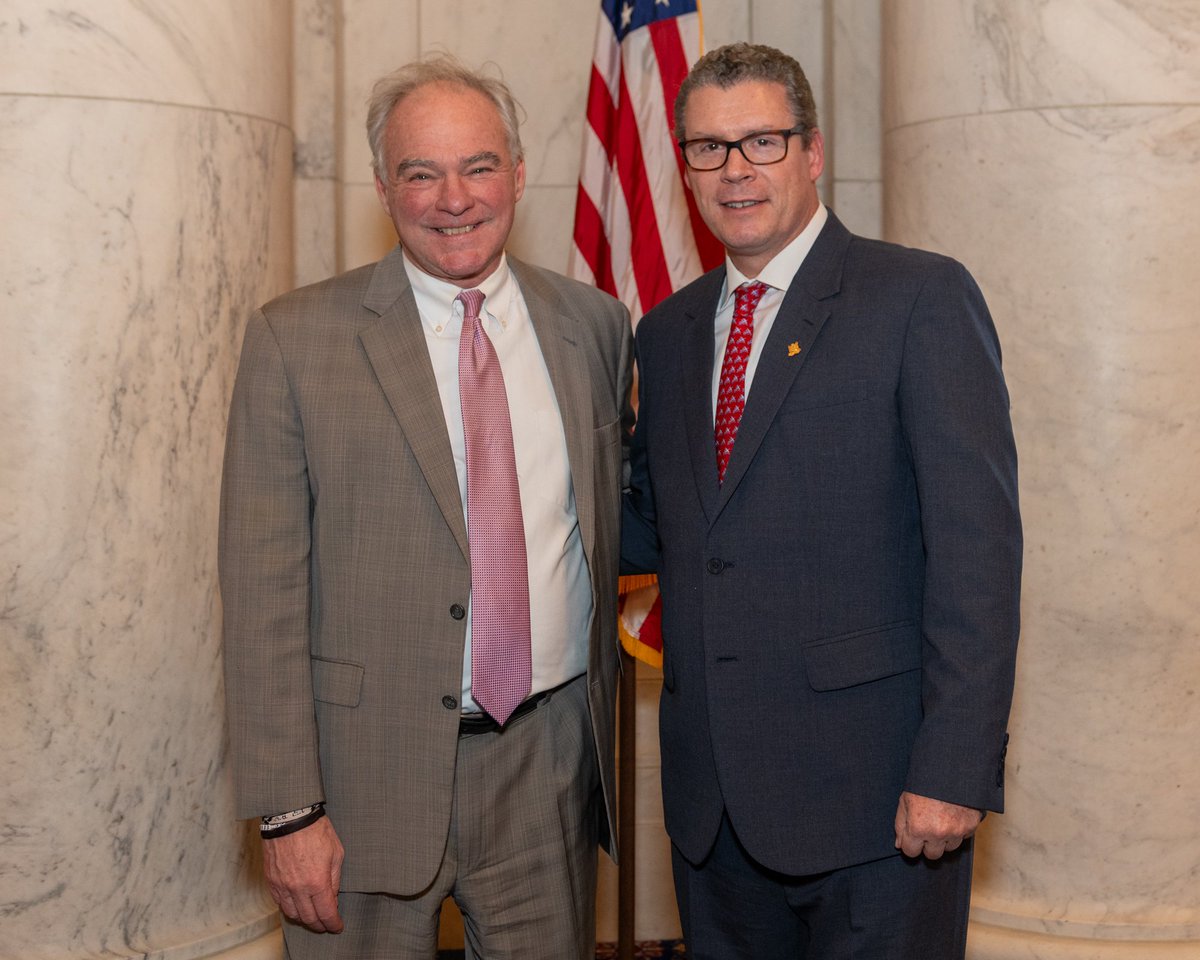 MineduPeru's tweet image. #WashingtonDC | En reunión multilateral, el ministro de Educación, Morgan Quero, junto a ministros y secretarios de la región, dialogaron con el senador @SenTimKaine para impulsar proyectos educativos y de cooperación internacional con Latinoamérica. #NDP