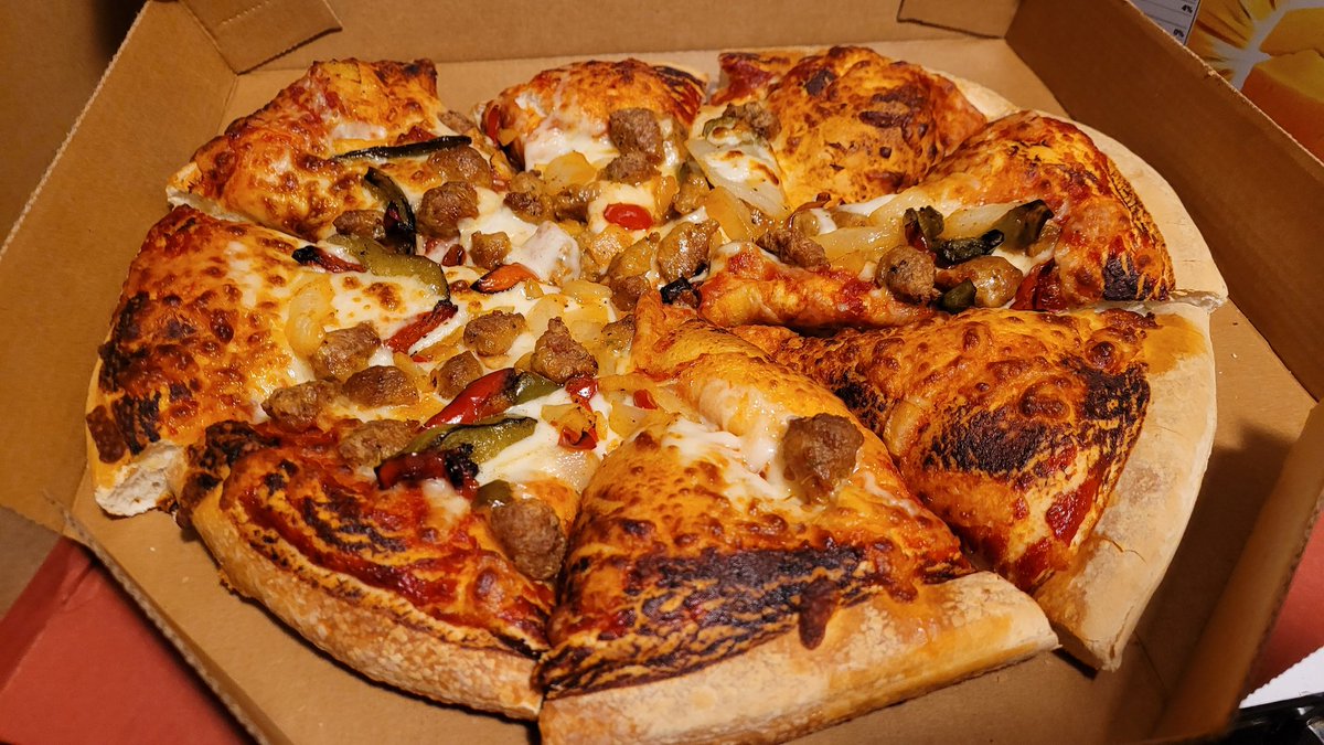 joylynn74's tweet photo. @pizzahut this is terrible! We ordered two pizzas and both of them arrived like this! Almost NO toppings, just giant air bubbles of crust. Wouldn't take much to "outpizza" this... https://t.co/4gC94kj8yc