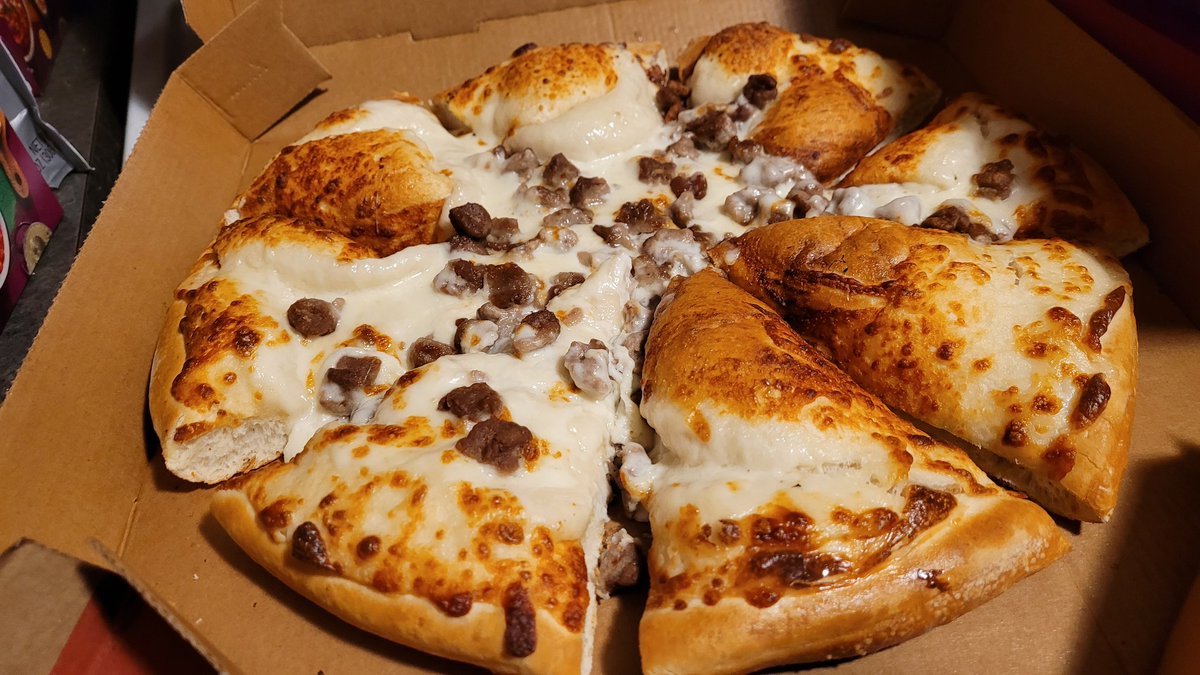 joylynn74's tweet photo. @pizzahut this is terrible! We ordered two pizzas and both of them arrived like this! Almost NO toppings, just giant air bubbles of crust. Wouldn't take much to "outpizza" this... https://t.co/4gC94kj8yc